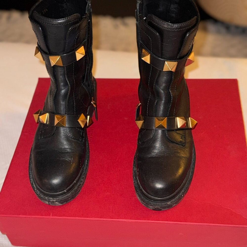 VALENTINO ROMAN STUD CALFSKIN COMBAT BOOT 40MM - Picture 2 of 4